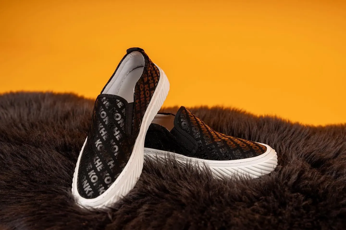 Konkhe 14 unisex Canvas Sneakers
